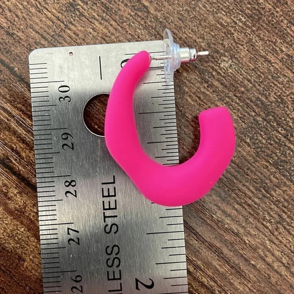 ❤️ NEW 2/$20 or 3/$25 Statement Hot Pink Oversize Matte Acrylic Cuff Earrings - Picture 2 of 6